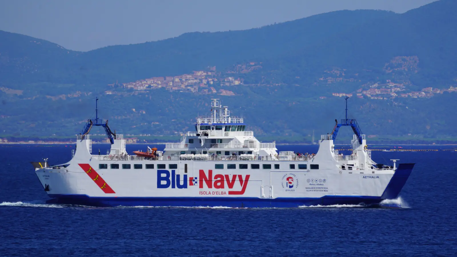 El Ferry Aethalia de la Marina Azul viaja entre Piombino y Portoferraio, en la isla de Elba.