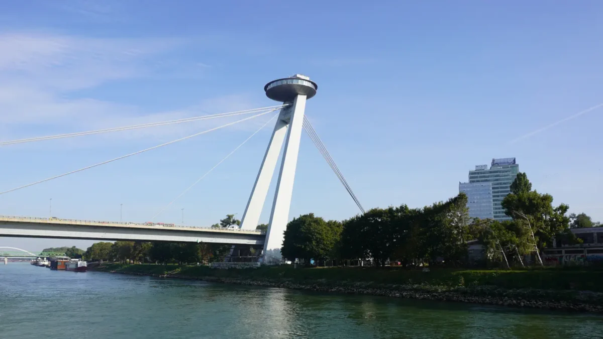 La plataforma de observación de ovnis en el Puente del Alzamiento Nacional de Bratislava.