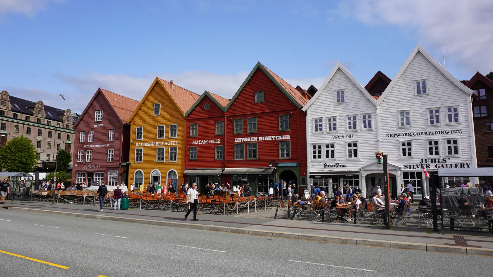 Bryggen, en Bergen, es un histórico barrio portuario con coloridas casas de madera, declarado Patrimonio de la Humanidad por la UNESCO y conocido por su historia hanseática.