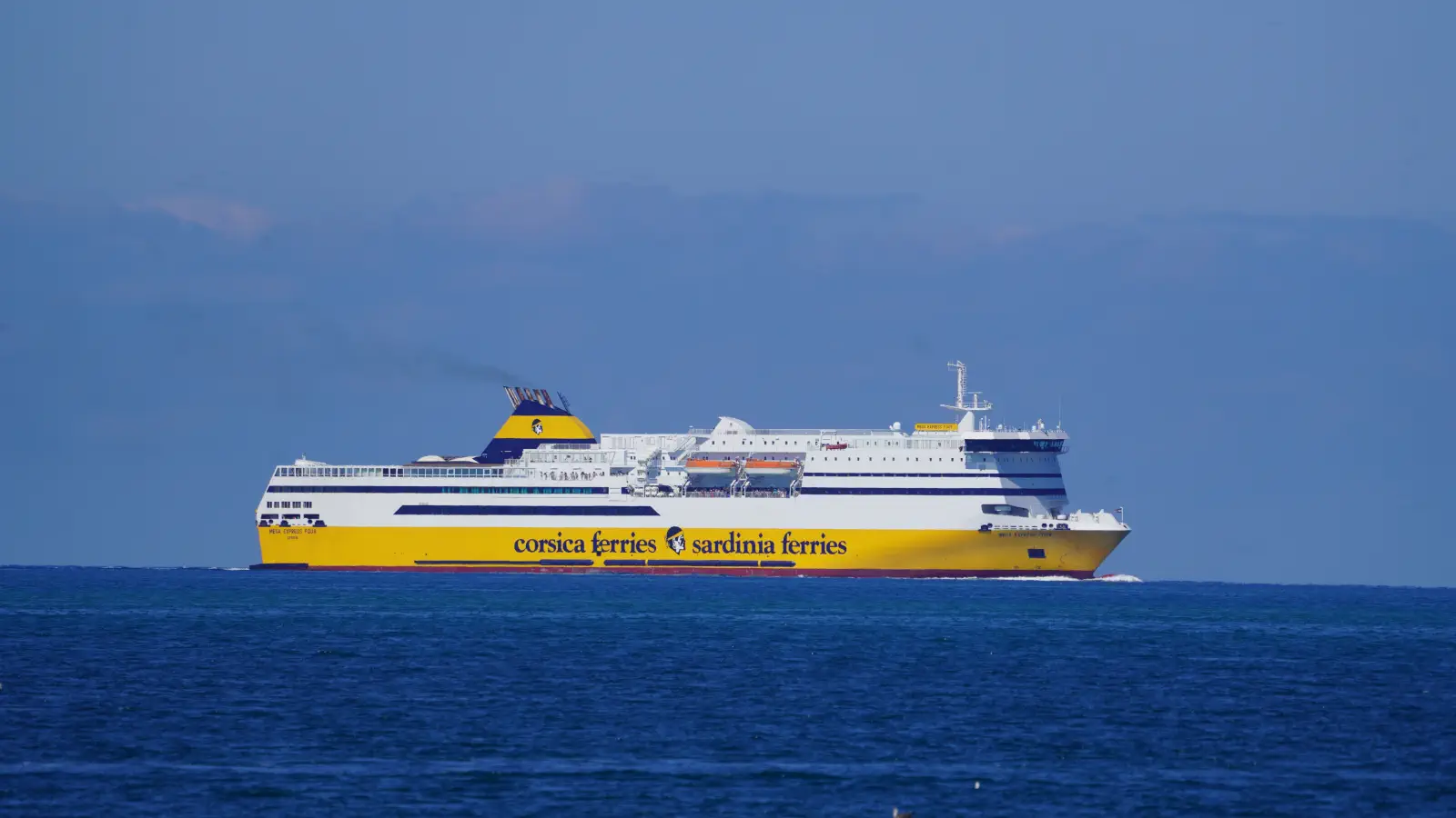 El Ferry Mega Express Four de Corsica Ferries viaja entre Savona, Bastia y Livorno.