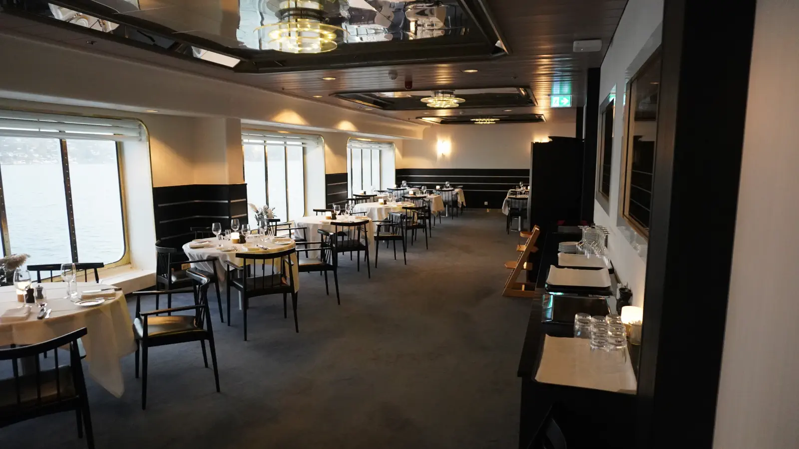 Ferry El restaurante Explorer del DFDS Crown Seaways.
