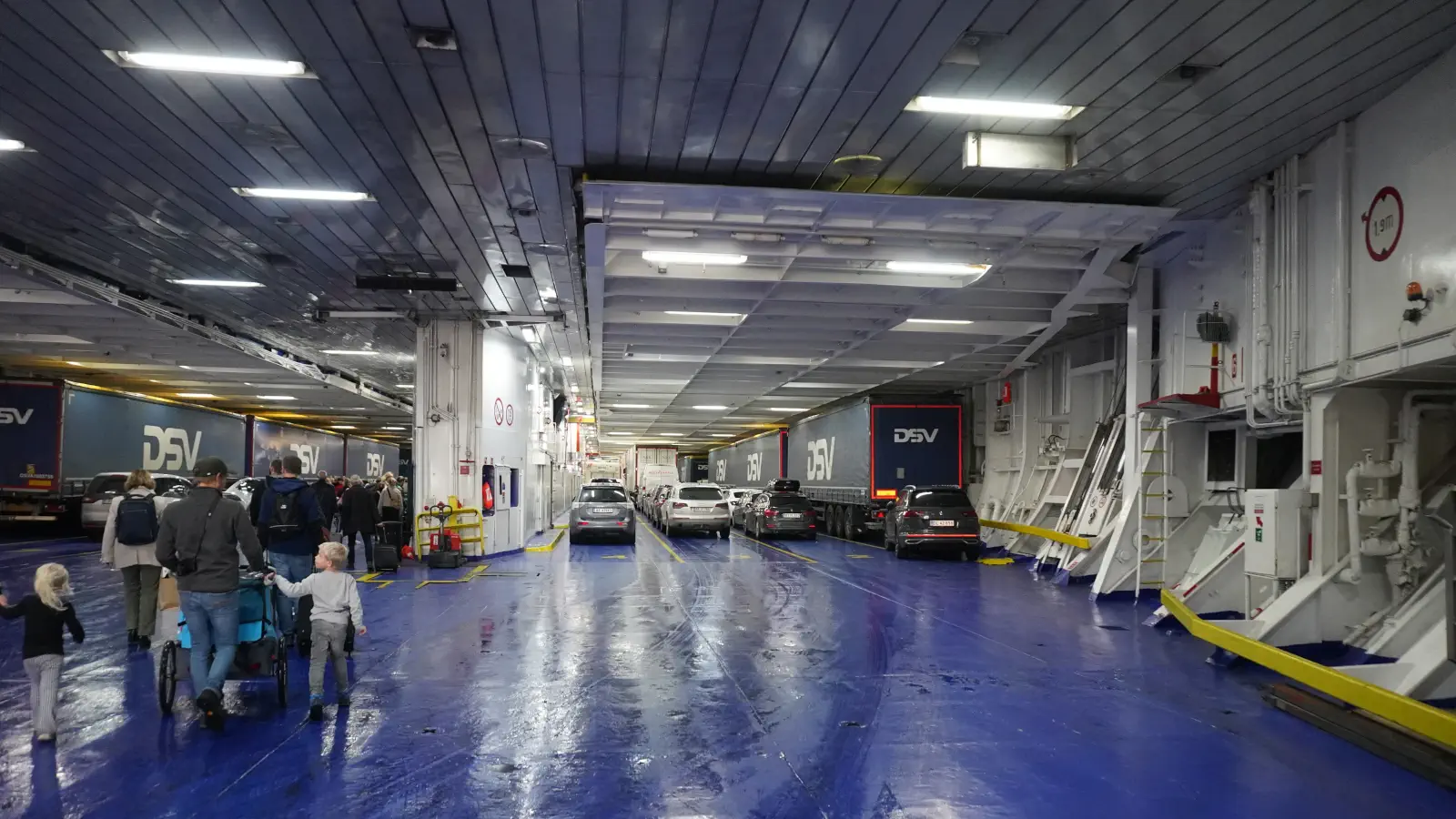 Ferry La cubierta de vehículos del DFDS- Crown Seaways. También es el punto de acceso para todos los peatones y ciclistas.