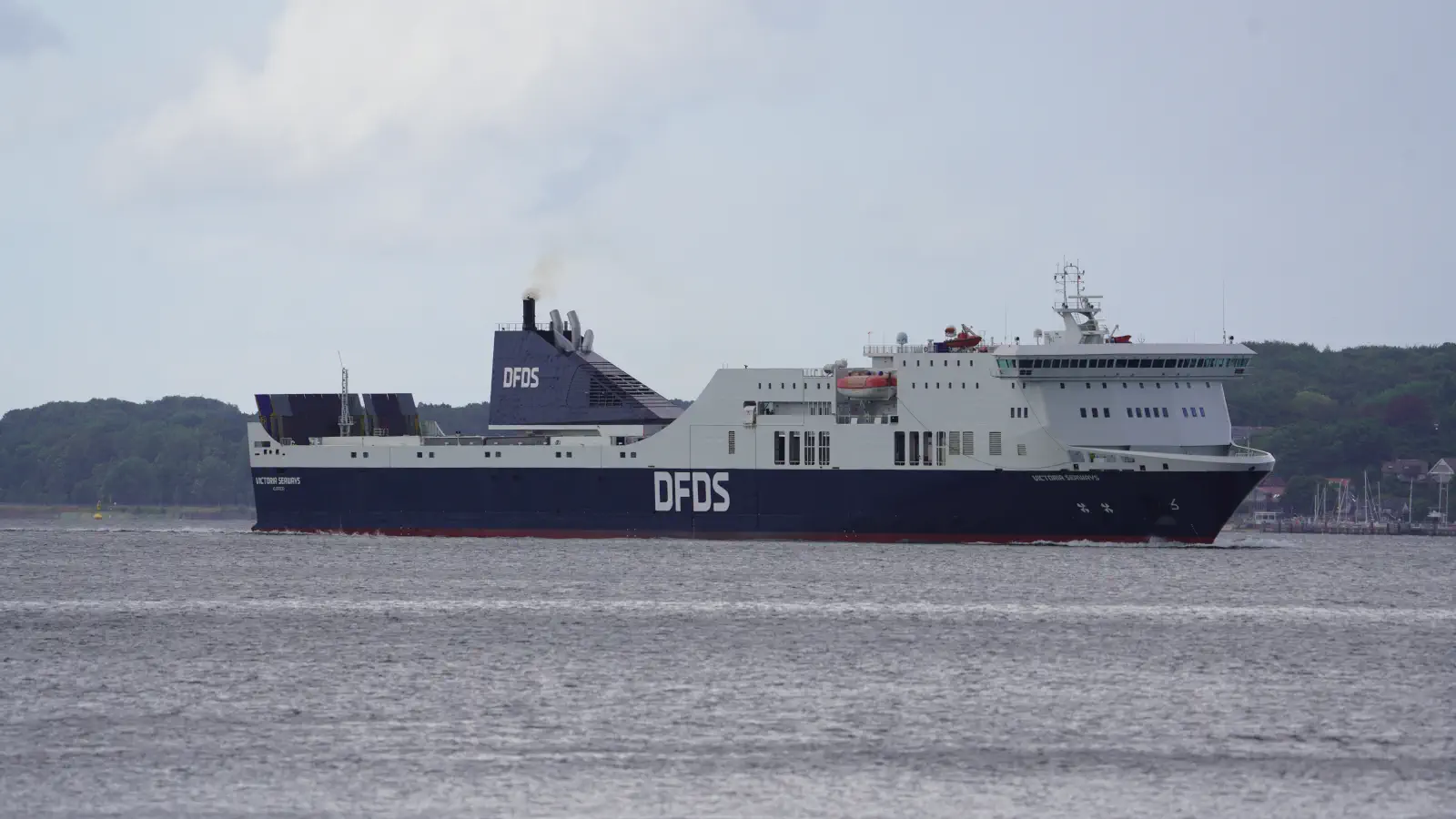 Ferry El DFDS- Victoria Seaways llega al puerto de Kiel.