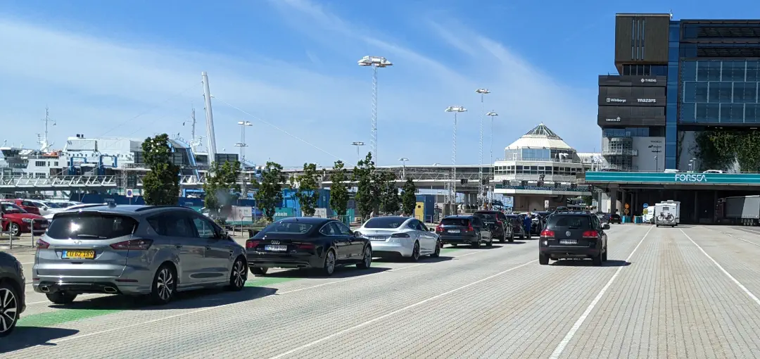 Ferry Conduce tu coche eléctrico en sin problemas.