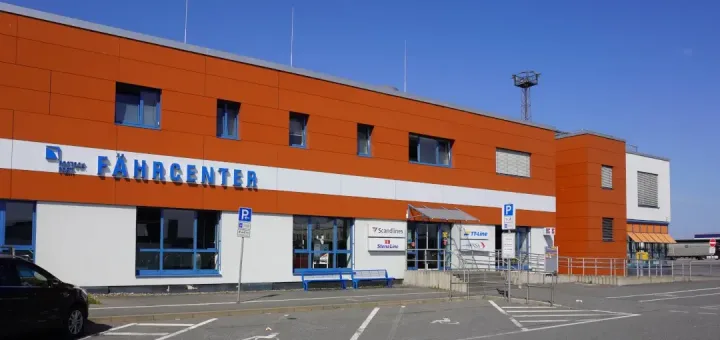 El centro de transbordadores del puerto de Rostock. Aquí puedes comprar billetes de ferry o tomar un tentempié.