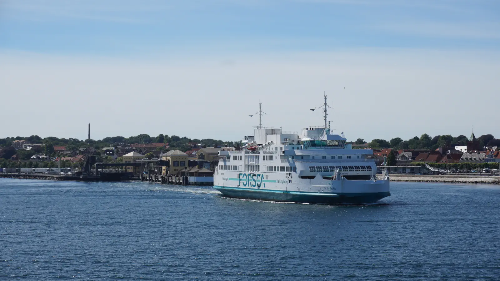 Ferry El Tycho Brahe sale del puerto de transbordadores de Helsingör hacia Helsingborg, en Suecia.