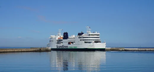 El Ferry de Scandlines MS Deutschland sale del puerto de Puttgarden, en Fehmarn.