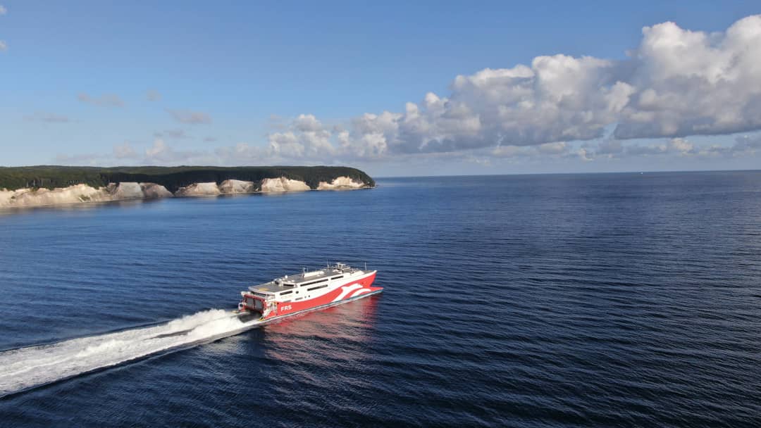 Skane Jet frente a los acantilados de creta en Rügen