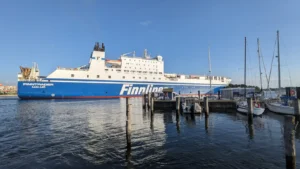 Finnlines Ferry Travemünde Finntrader entrando en el puerto de .