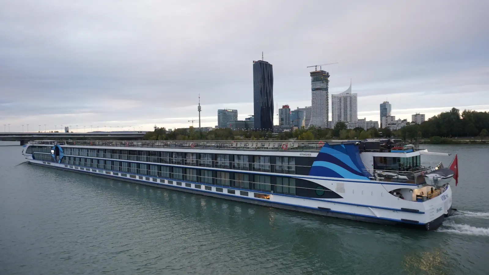 Crucero fluvial en Viena con vistas a la Isla del Danubio.