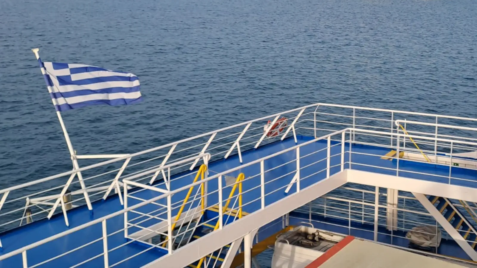 Ferries a Grecia - vista de las aguas griegas.