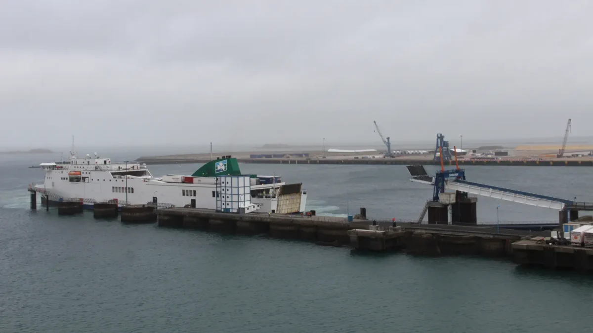 Ferry Irish Ferries A desde los muelles del puerto de Cherburgo.