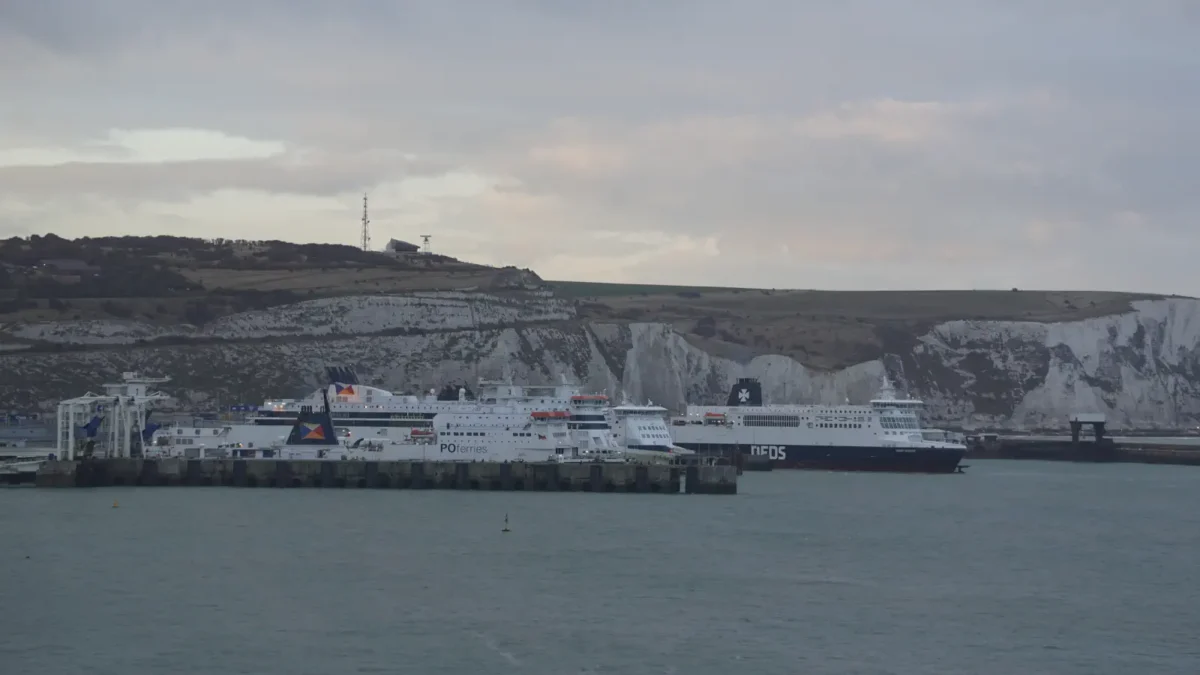 Ferries de DFDS y P&O Ferries en el puerto de transbordadores de Dover.