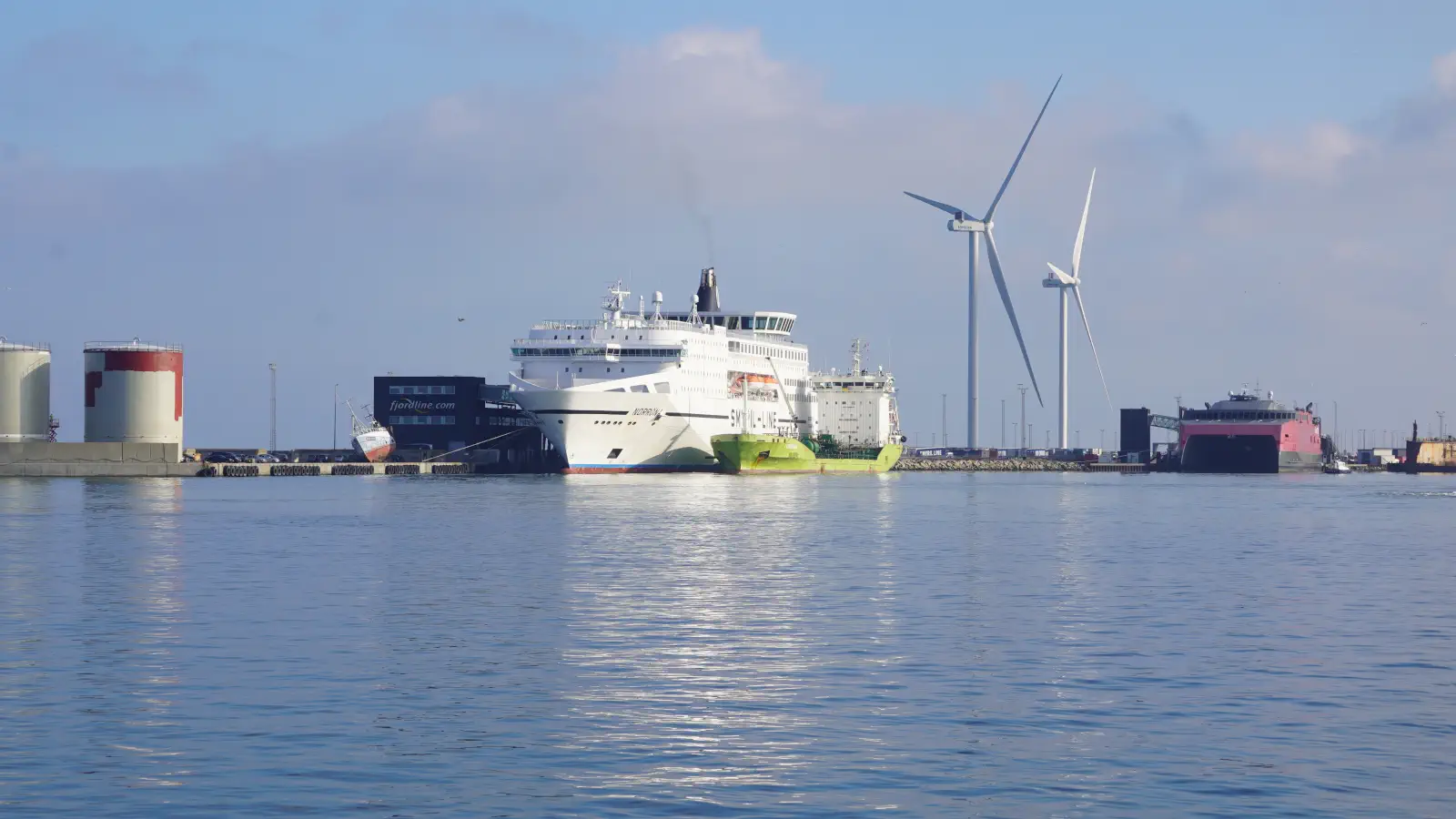 Smyril Line Fjord Line Los transbordadores Norröna desde y el Fjord FSTR desde en el puerto de Hirtshals.