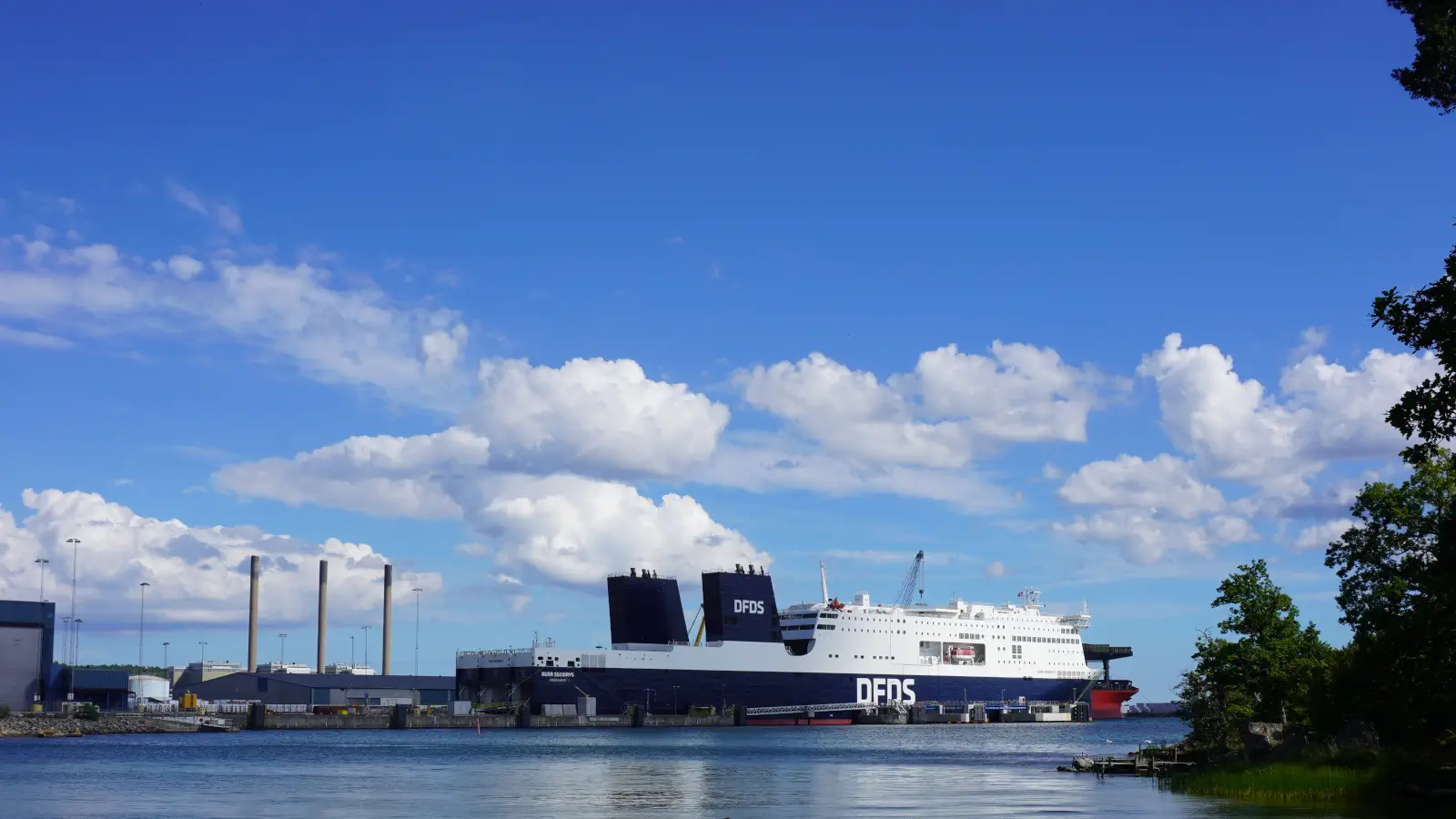 Ferry El DFDS Aura Seaways está amarrado en el puerto de Karlshamn.