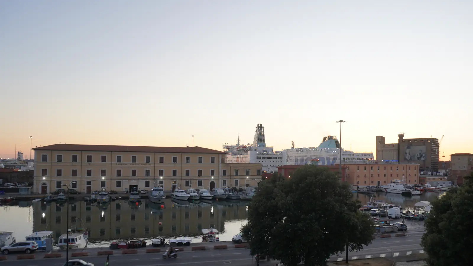 Vista del puerto de transbordadores de Livorno desde el casco antiguo.