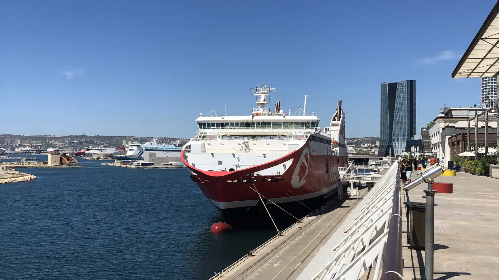 Ferry El Pascal Paoli de Corsica Linea en el puerto de Marsella.