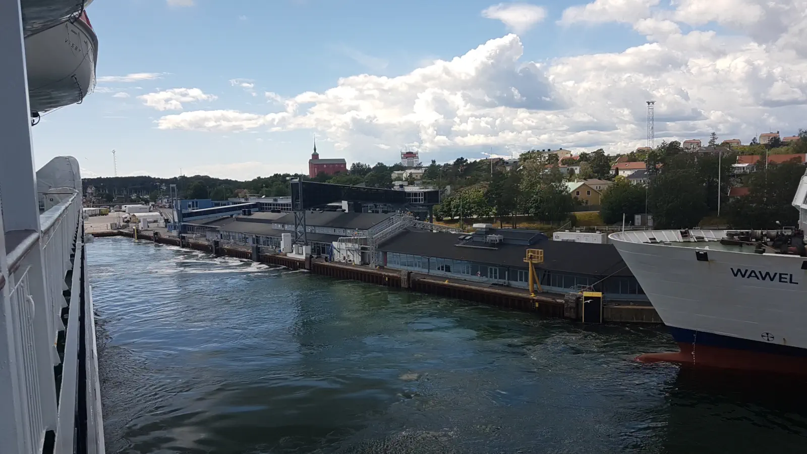 Vista del puerto de transbordadores de Nynashamn desde el agua.