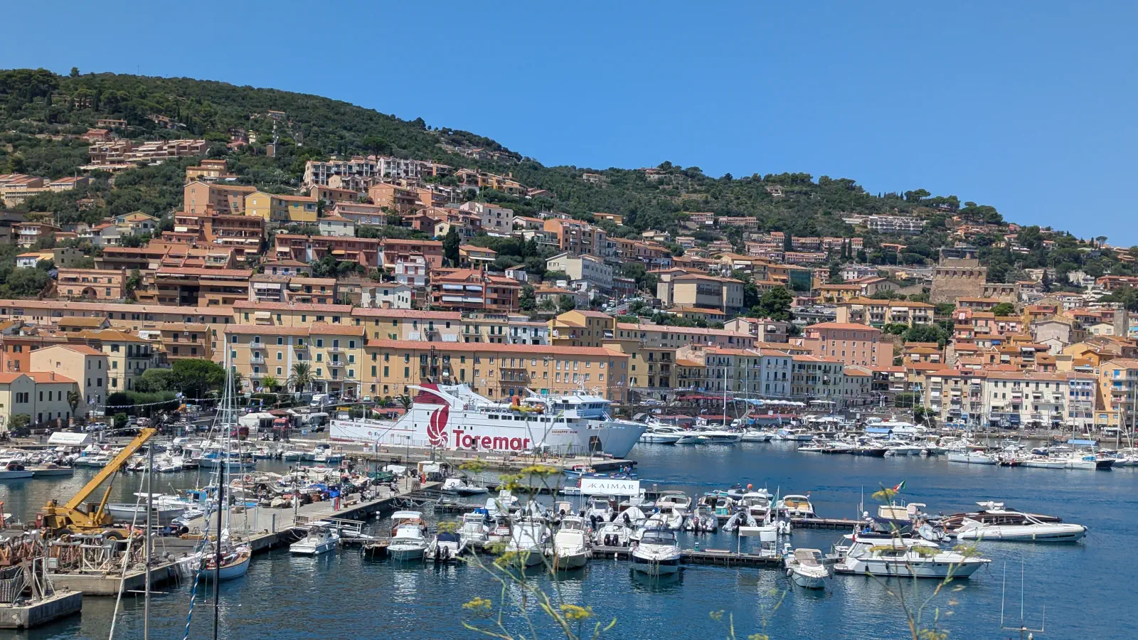 Vista del puerto de Porto Santo Stefano en Italia.