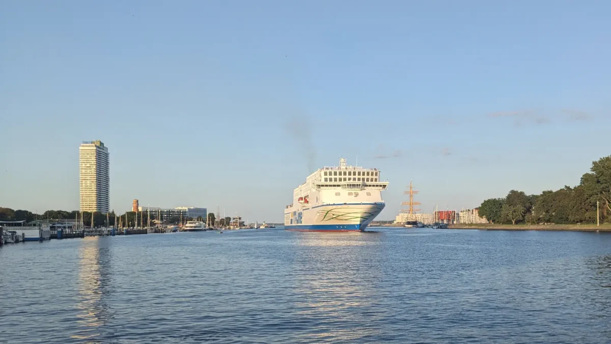 Travemünde Ferry TT-LineLa entrada del puerto de con el Peter Pan entrante de .