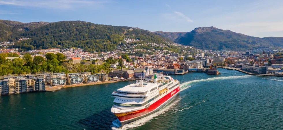 La Ferry MS Bergensfjord de Fjord Line sale de Hirtshals y pasa por Kristiansand y Stavanger hasta llegar a Bergen.