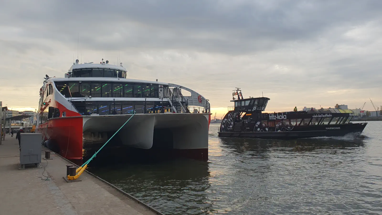 El Halunder Jet antes de zarpar hacia Heligoland en el puerto de Hamburgo.