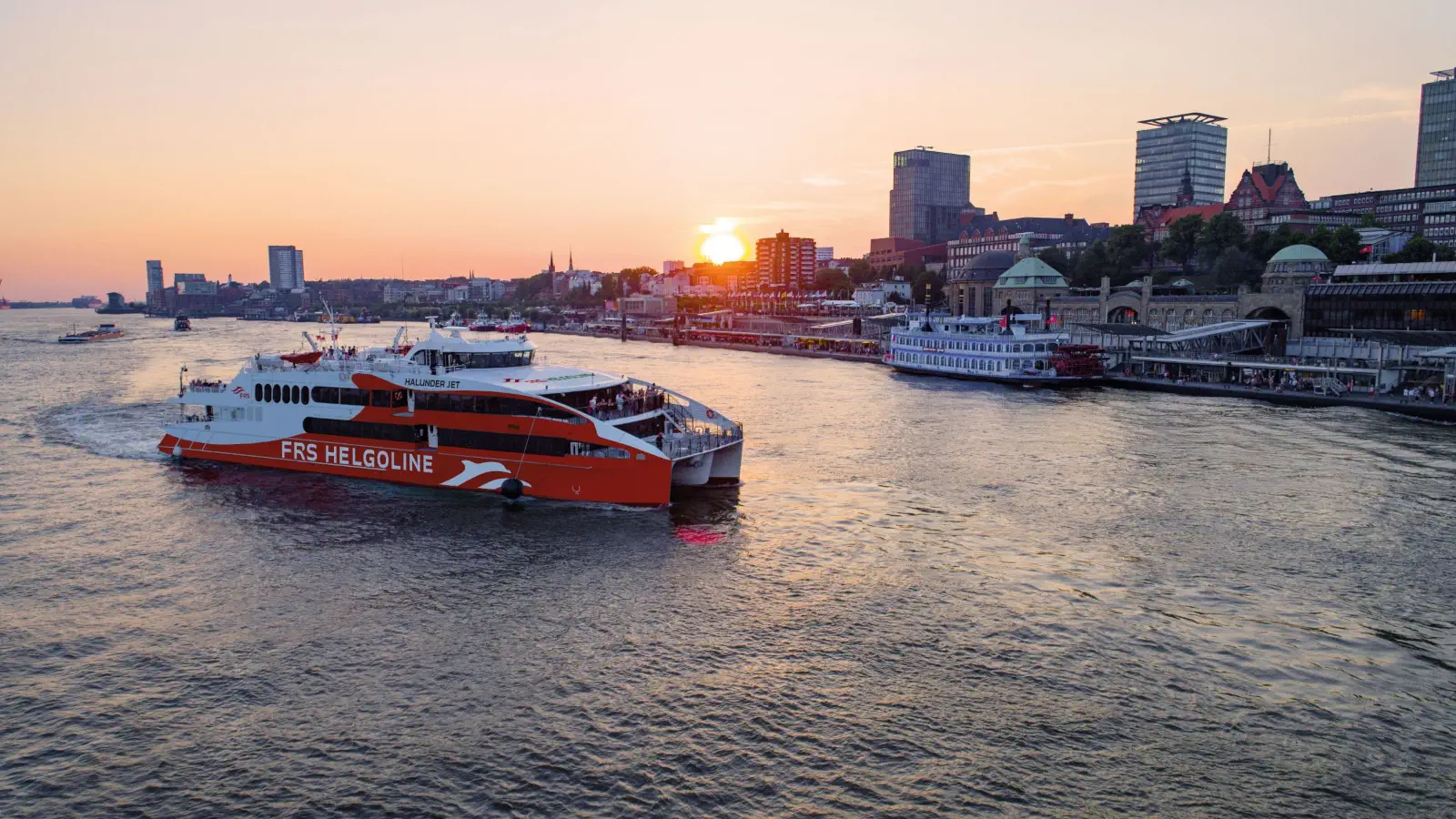 El Halunder Jet al atardecer, antes de atracar en el puerto de Hamburgo.