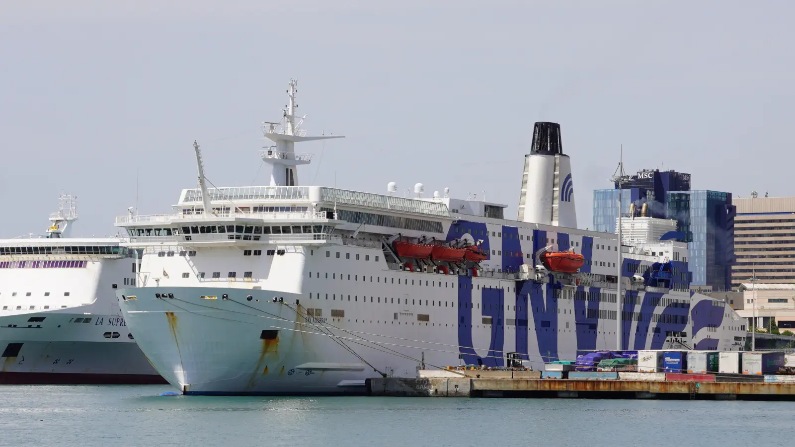 El Ferry Azzurra de GNV en el puerto de Génova.