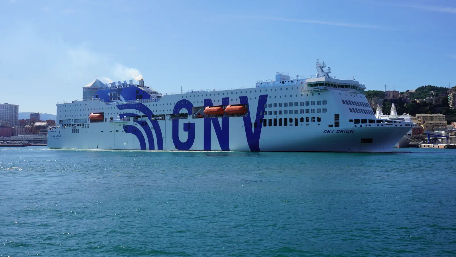 El nuevo Ferry GNV GNV Orion atraca en el puerto de Génova.