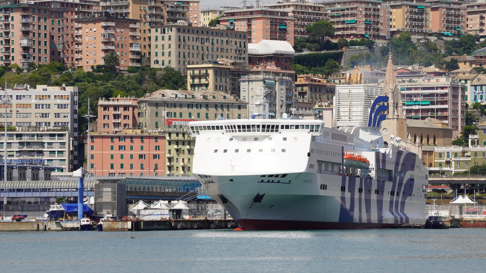 El Ferry Majestic de GNV, aquí en el puerto de Génova, opera entre Génova, Barcelona y Mallorca.