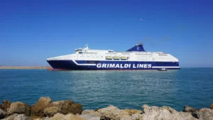 Líneas Grimaldi El Ferry MV Cruise Sardegna de Grimaldi Lines viaja entre Livorno y Olbia, en la isla de Cerdeña.