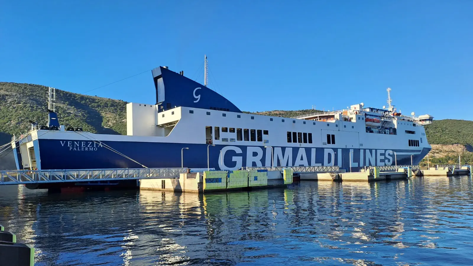 Ferry El Venezia de Grimaldi Lines opera entre Italia y Grecia en la ruta Brindisi - Corfú, Igoumenitsa, Patras.
