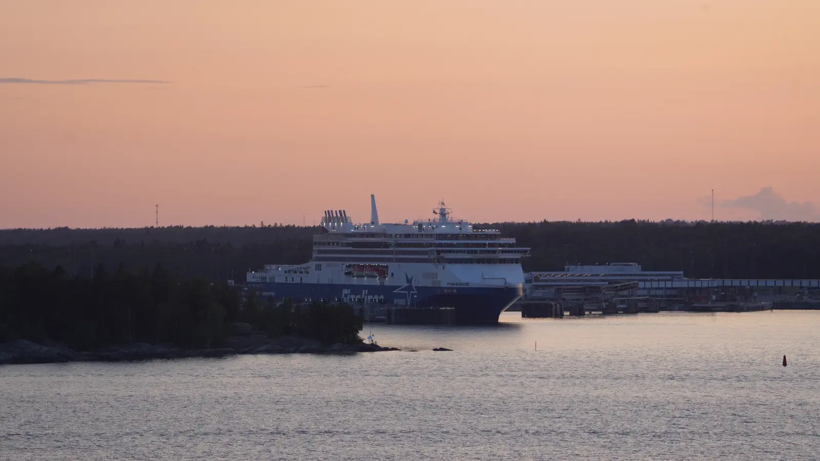 Finnlines Ferry El Finnsirius en el puerto de Kapellskär.