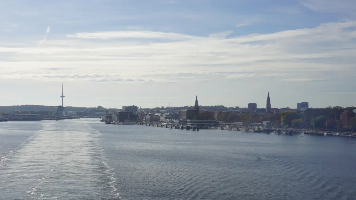 KielVista desde el fiordo de Kiel a la ciudad portuaria .