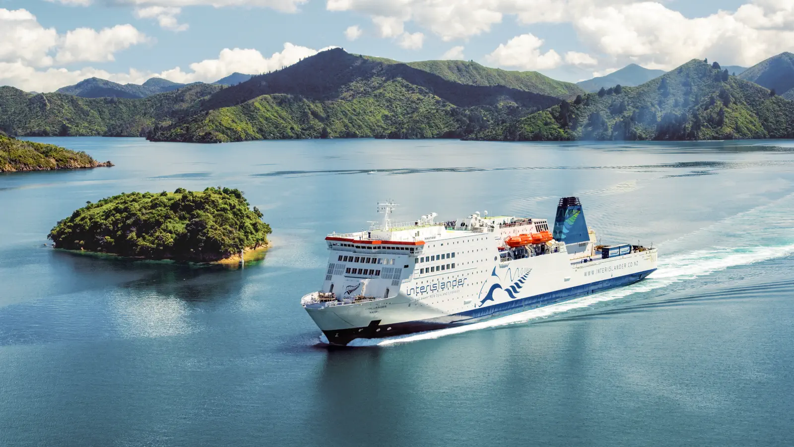 Ferry El Interislander Challenger Kaitaki en los Marlborough Sounds, entre Wellington y Picton.