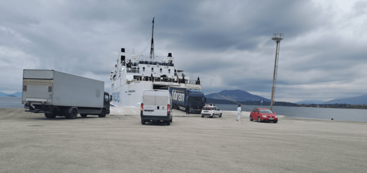 Ferry El Agia Theodora de Kerkyra se alinea en el puerto de Igoumenitsa antes de partir hacia Corfú.