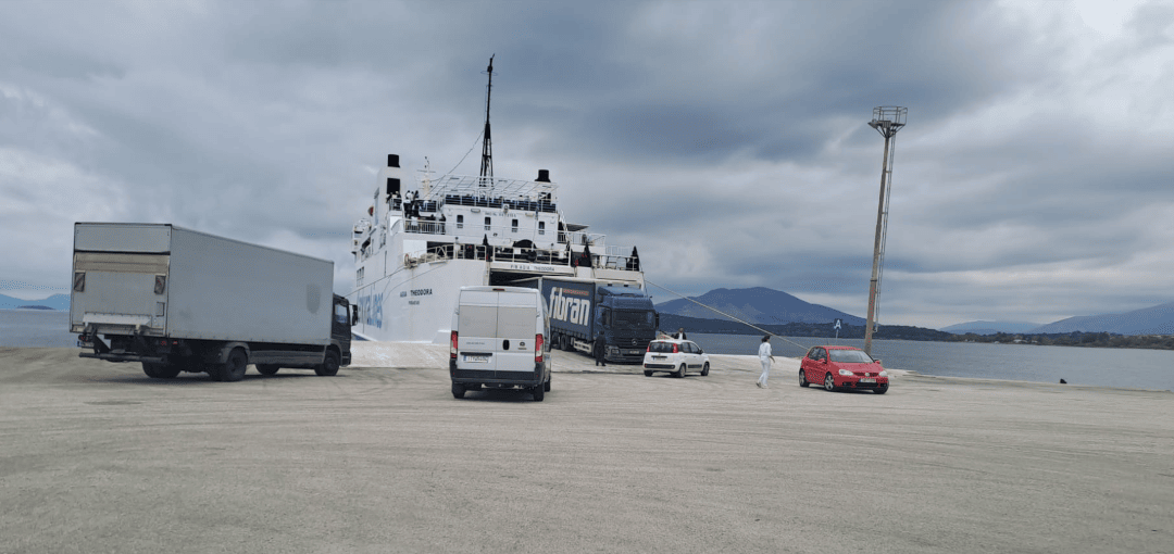 Ferry El Agia Theodora de Kerkyra se alinea en el puerto de Igoumenitsa antes de partir hacia Corfú.