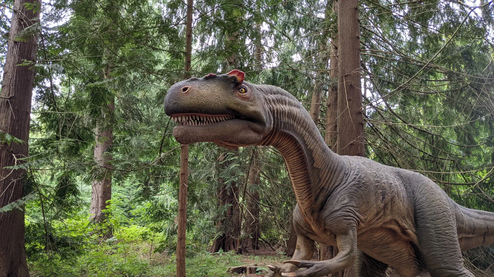 Dinosaurier im Dinosaur Skoven im Knuthenborg Safaripark.