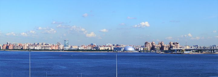 Vista panorámica del horizonte de San Petersburgo desde un crucero