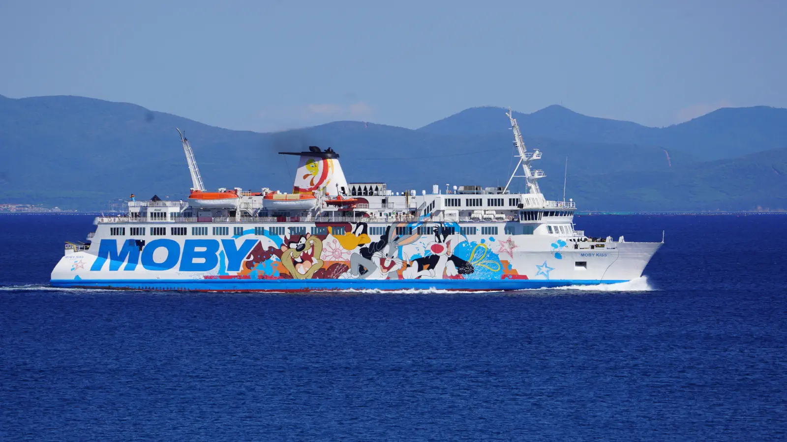 El Ferry Moby Kiss de Moby Lines a la salida del puerto de Piombino.