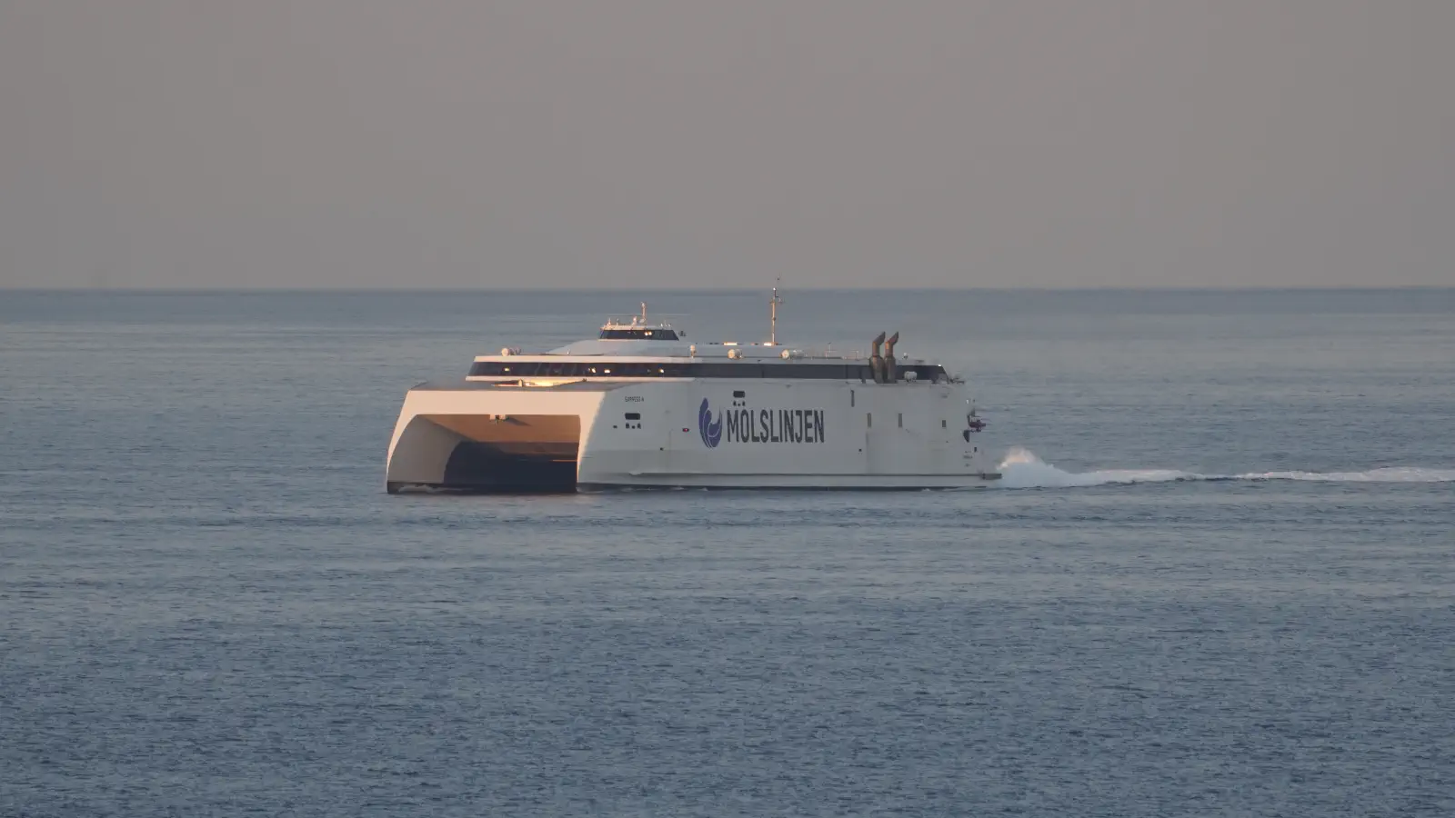 Ferry El Expreso 4 de Molslinjen en su camino de Odden a Aarhus.