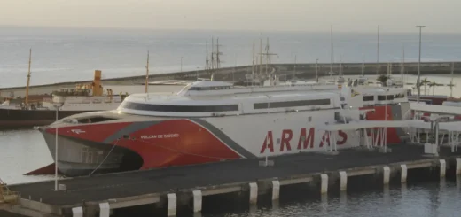 El transbordador rápido Volcán de Tagoro en la terminal de Naviera Armas.