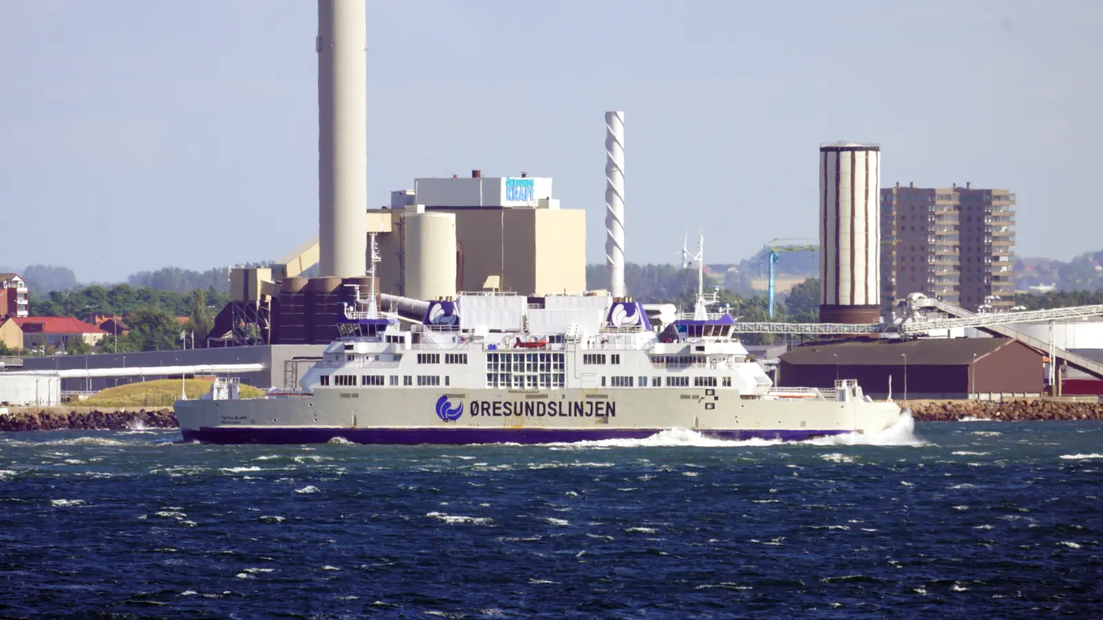 Ferry El Øresundslinjen Tycho Brahe saliendo del puerto sueco de Helsingborg.