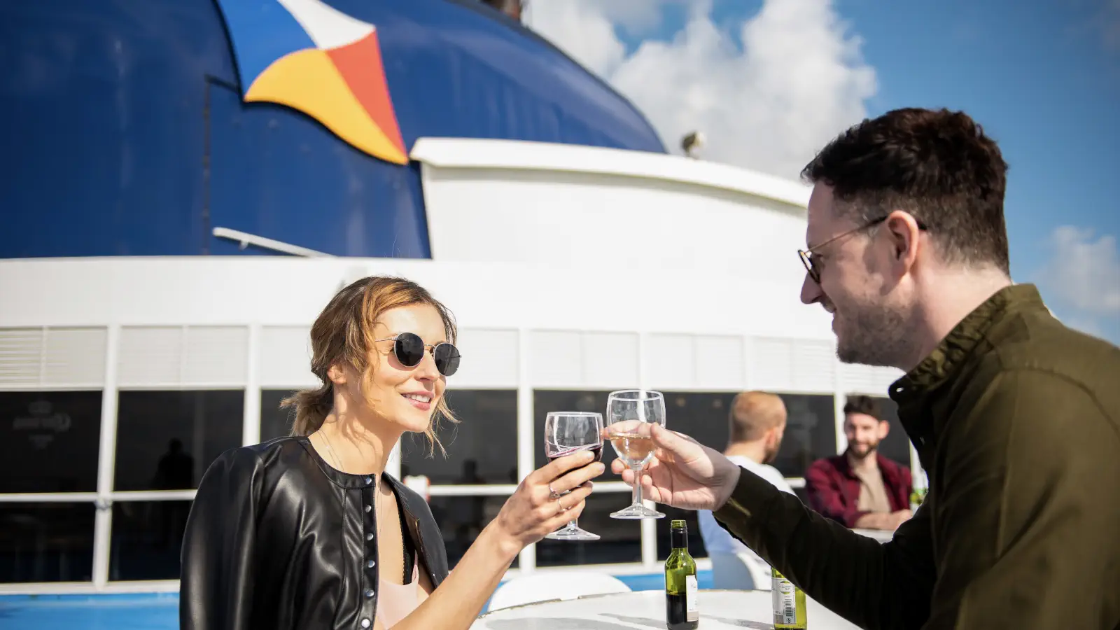 Pasajeros en la cubierta del Pride of Rotterdam con buen tiempo.