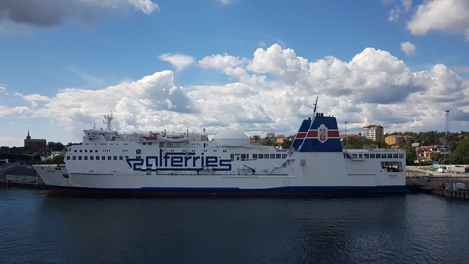 Ferry Polferries Wawel se encuentra en la terminal de transbordadores del puerto de Nynasham.