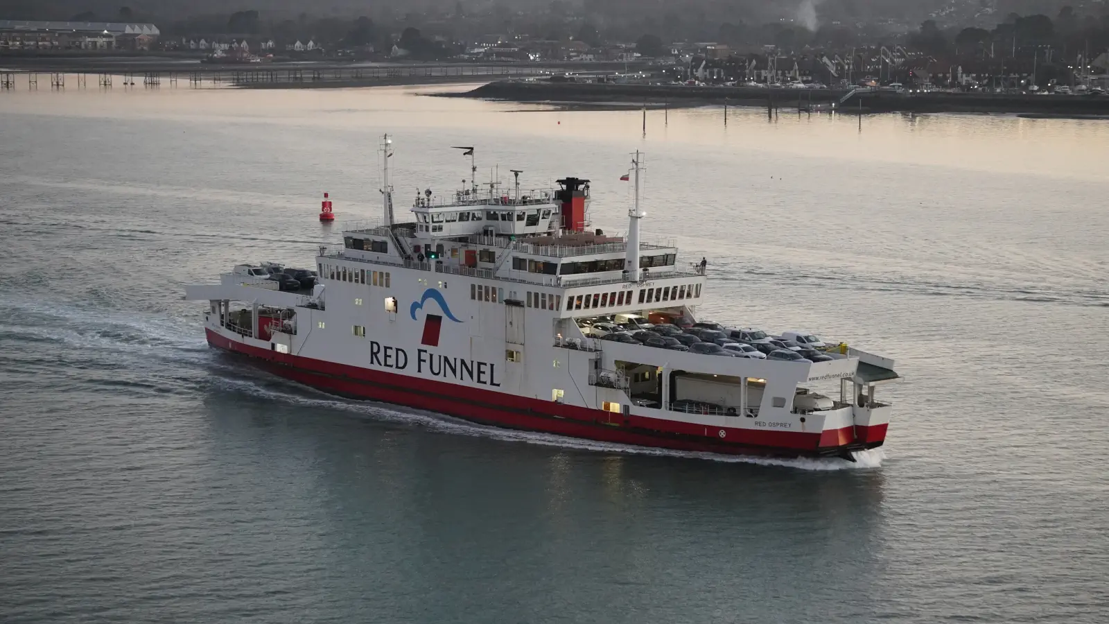 El transbordador de coches Red Osprey de Red Funnel llega a Southampton.