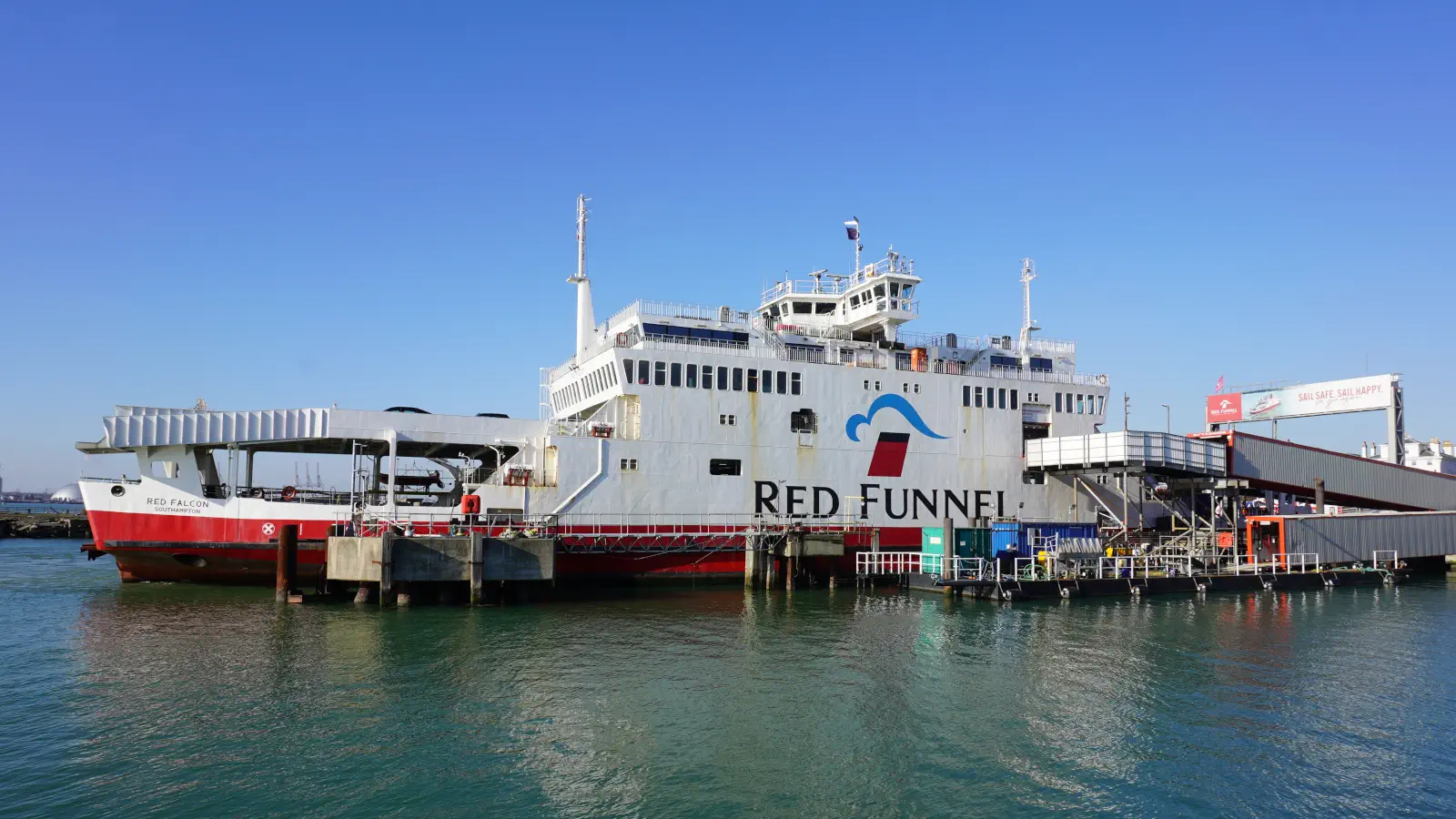 El transbordador de coches Red Funnel en la terminal de transbordadores de Southampton.