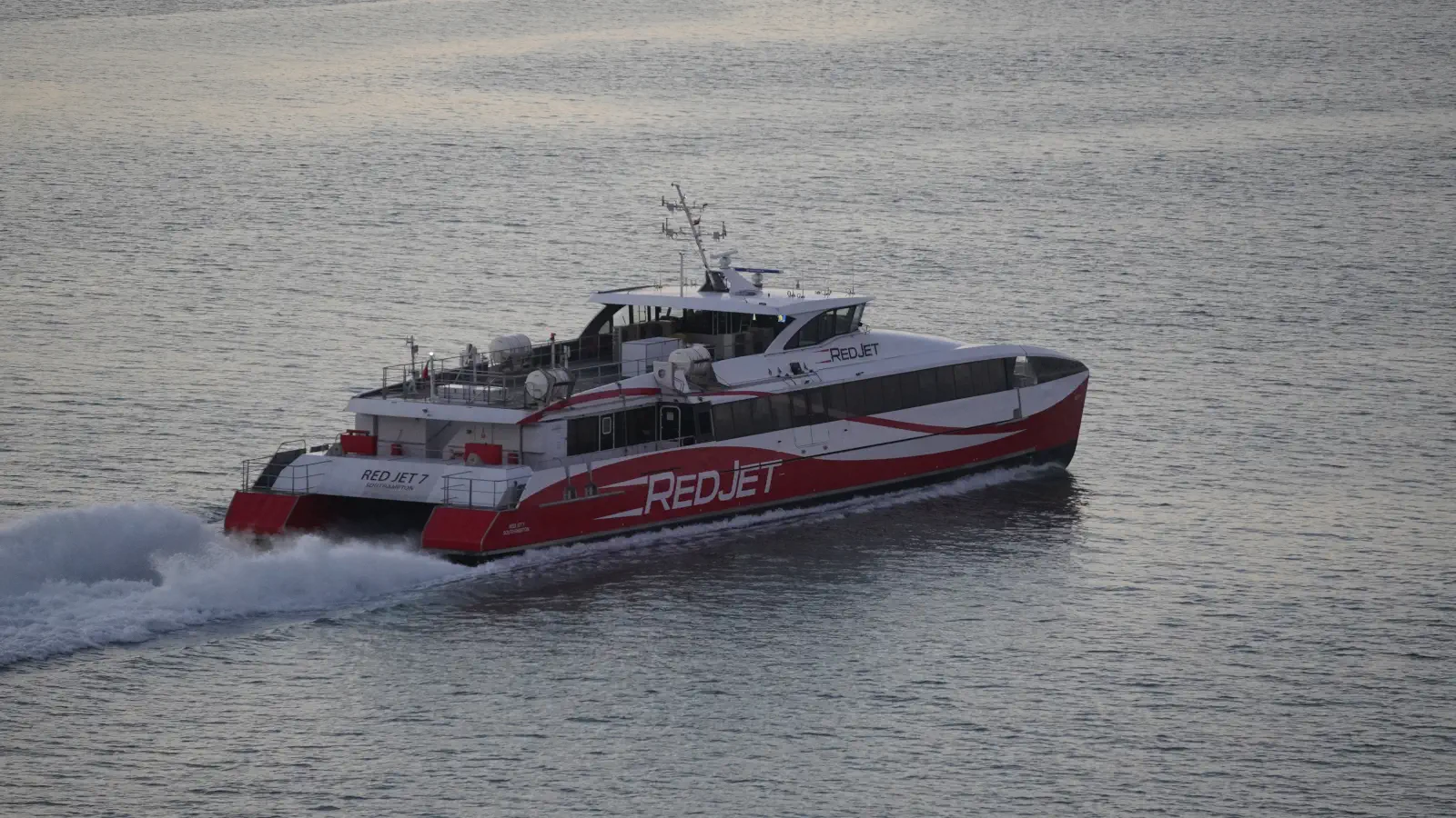 El Ferry Red Jet 7 de Red Funnel hace el trayecto entre Southampton y West Cowes, en la Isla de Wight.