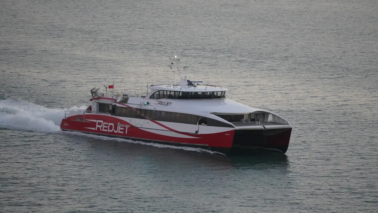 El Ferry Red Jet 7 de Red Funnel hace el trayecto entre Southampton y West Cowes, en la Isla de Wight.