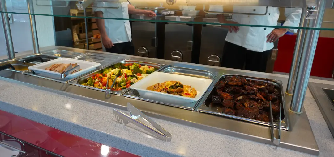 Scandlines Buffet Plato principal y plato caliente